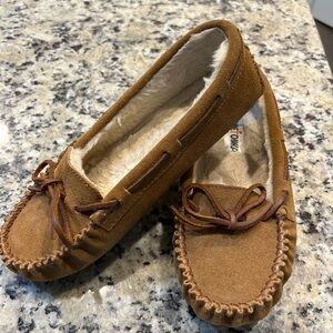 Minnetonka women’s slippers. Size 8